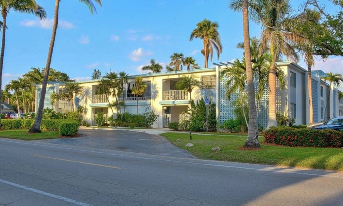 Aqualane Shores Condo | Steps from the Beach: Family-Friendly Stay with Ocean Views