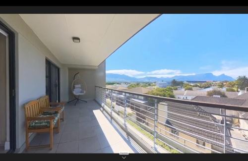 Tokai Apartment | Immaculate 2-Bed Apartment with Pool in Cape Town