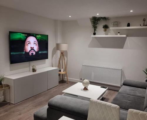 Enfield Highway Apartment | Cozy Double Room in Enfield, North London for Families