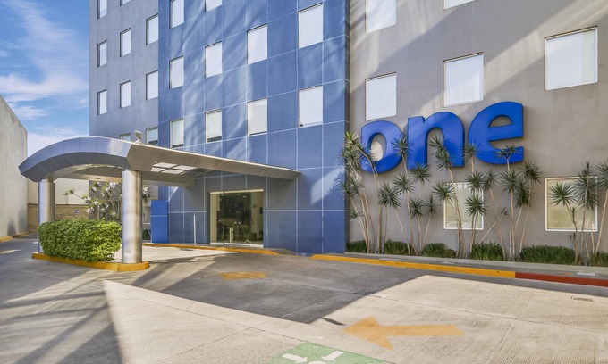 Leon Hotel | Discover One Leon Poliforum: Family-Friendly & Spa Amenities