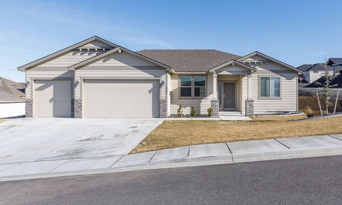 West Richland House | Pet-Friendly 4BR Home - Sunshine, Wine & Dine Retreat