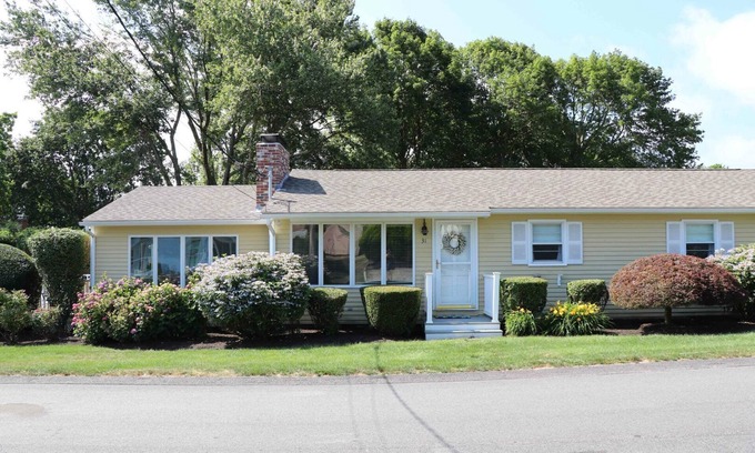 Bonnet Shores House | Top-Rated Home with A/C, Breakfast & Kitchen Amenities