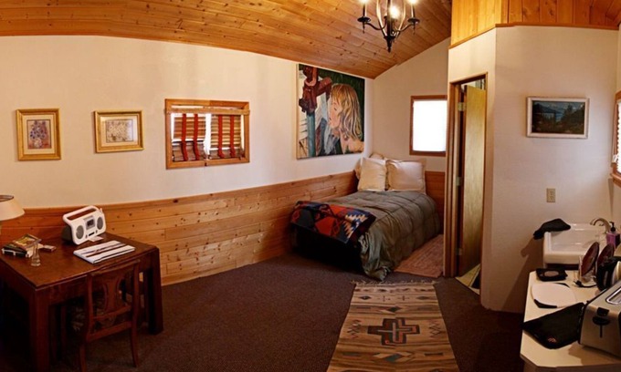 Ennis Cabin | Cozy One-Man Fisherman Cabin with Breakfast & Pet-Friendly Stays