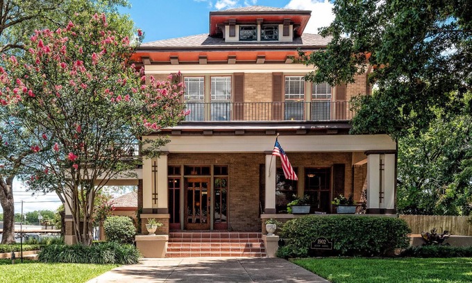Austin Ave. House | Perfect Stay Near Fixer Upper Silos - Pet Friendly & Pool