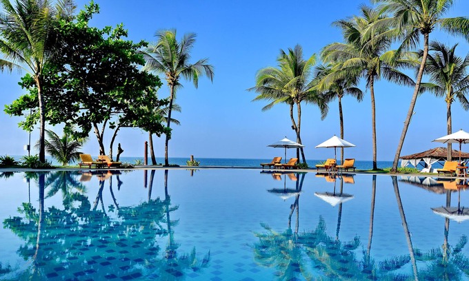Ngwe Saung Hotel | Discover One Myanmar Resort Ngwe Saung with Pool & Dining