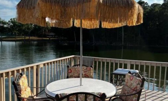 Prosperity Cottage | Unique Cozy Loft Cottage with Boat Ramp & Scenic Views