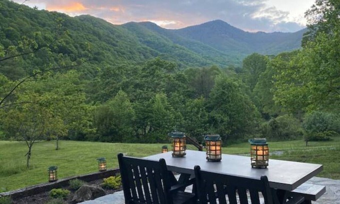 Waynesville Cabin | Unique Rustic Mountain Studio with Spa and Hot Tub Access
