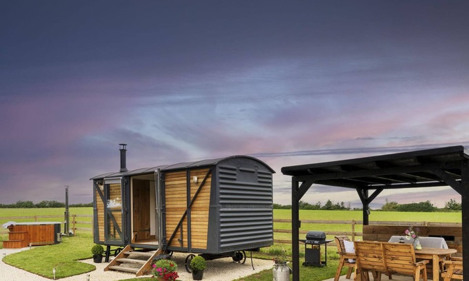 Thame Apartment | Unique Shepherds Hut with Spa and Incredible Views