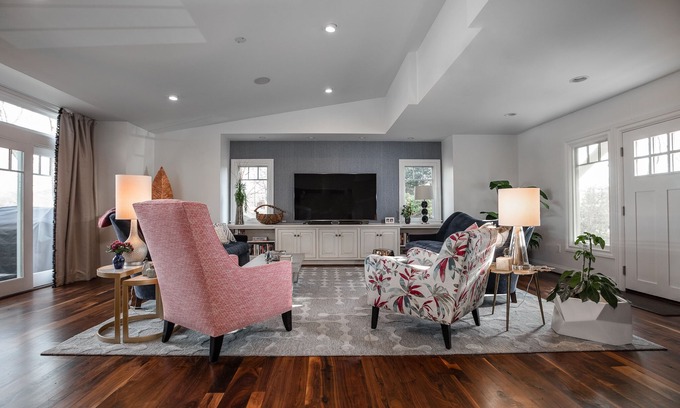 North Shore House | Stylish Lake-Front Retreat Near City Center with Spa & Hot Tub