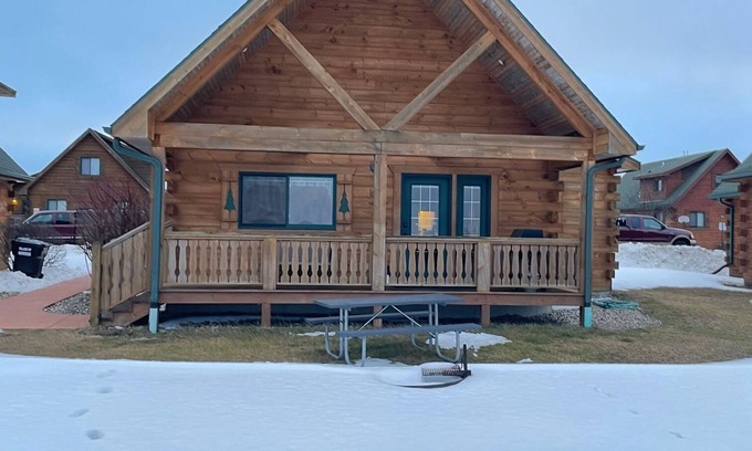 Warrens Cabin | Cozy Cabin Retreat near Jellystone & 3 Bears Lodge