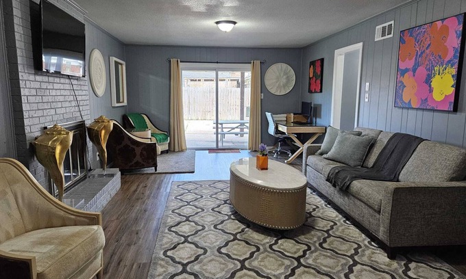 Memphis House | Spacious 11-Bedroom House with Kitchen Near Elvis Presley