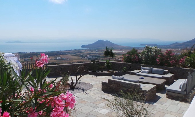 Kostos House | Experience the Breathtaking Views of Paros' Oceanfront Oasis