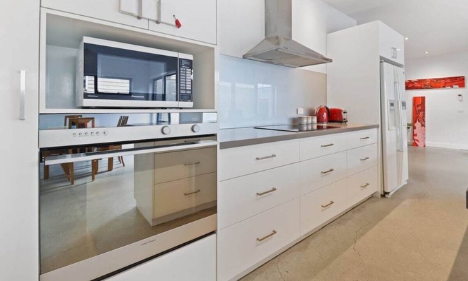 Geelong West House | Cozy One Raven Perch: Geelong Townhouse with Ocean Views