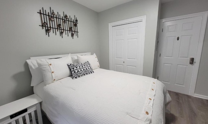 Hartford House | Cozy Room for Rent with Shared Kitchen and Bathroom
