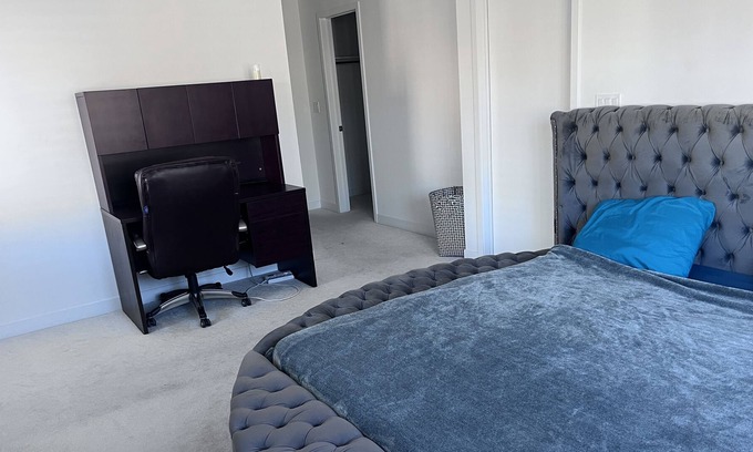 Newmarket House | Bright Family Townhouse Room with Private Bathroom