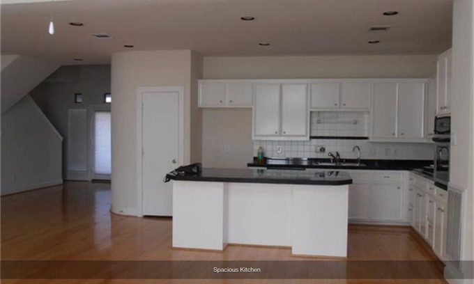 Willow Meadows/Willowbend Area House | Cozy Room with Private Bath Near Medical Center & NRG