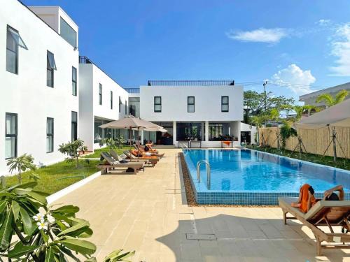 Kampot Hostel | Enchanting Onederz Kampot: Poolside Retreat with Ocean Views
