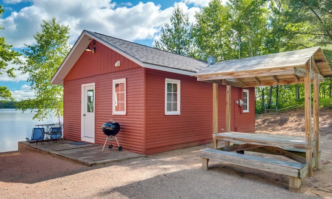 Harshaw Cabin | Oneida County Cabin w/Private Dock & Rowboat!