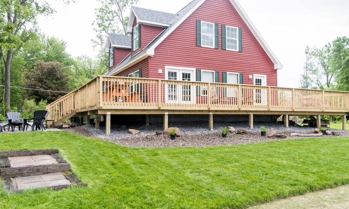 Canastota House | Oneida Lake House: Review Score 10/10 with Pool & Views