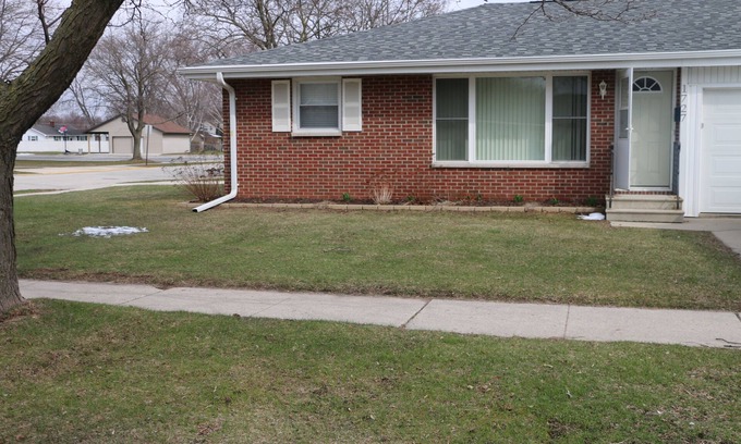Green Bay Condo | Ideal Tailgate Spot: 6 Min Walk to Lambeau & Family Room