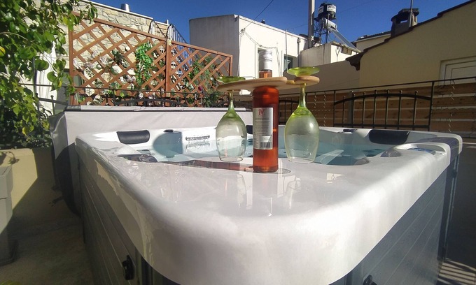 Petrokefalion House | Inviting Oneiro Residence with Pool and Family Amenities
