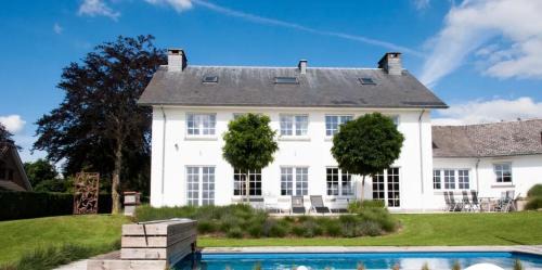 Theux House | Discover Oneux Village: Oceanfront Paradise with Pool Access