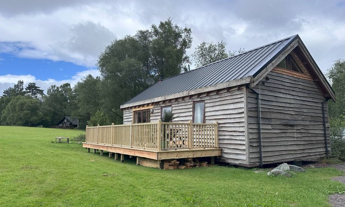 Taynuilt Cabin | Onida Cabin: Cozy Retreat with Hot Tub by Loch Shore