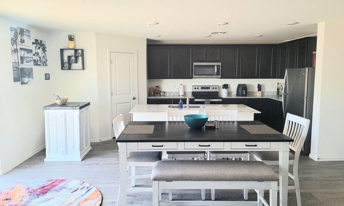 Florence House | Convenient Getaway Near The Windmill Winery & Country Thunder