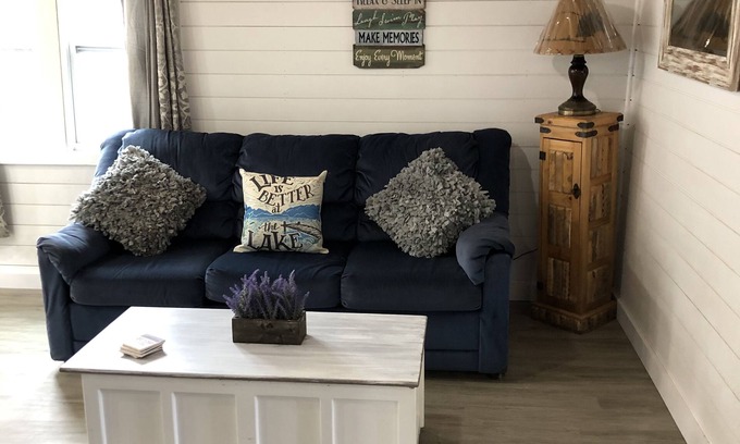 Houghton Lake Cabin | Unwind by the Lake: Fire Pit, Kayaks & Bikes Included!
