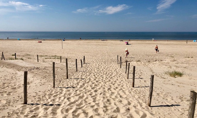 Groet Apartment | Relaxing Apartment with Terrace, Just 2000m from the Beach