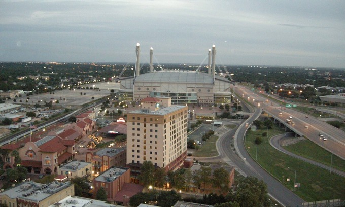 St. Paul Square Condo | Convenient Stay Near Gonzalez Convention Center with Free Breakfast