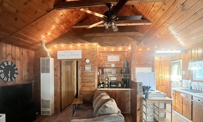 Higgins Lake Cabin | Nearby Higgins Lake with Shared Access and Pet-Friendly Stay