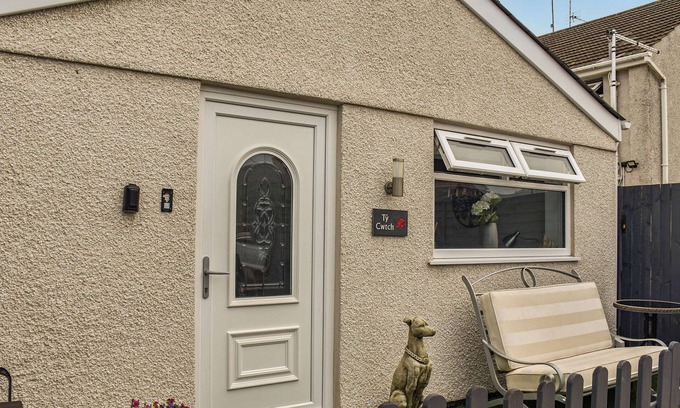 Porthcawl Cottage | Convenient Beachside Escape with Ocean Views and Pet Friendly