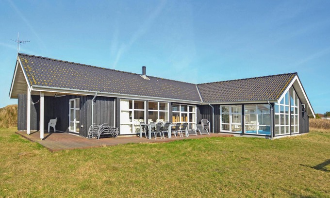 Rødhus House | Only five minutes walk from the beach, on a very large natural plot, lies this vacation home, which