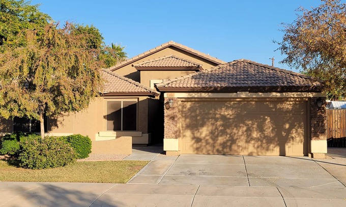 South Mountain House | Conveniently Located Near Downtown Phoenix and Stadiums