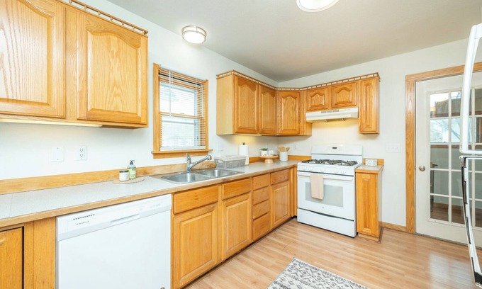 Des Moines House | Convenient Access to Downtown Entertainment and Amenities