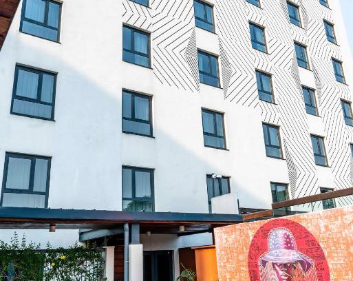 Douala Hotel | Discover ONOMO Hotel Douala: Pet Friendly with Pool Access