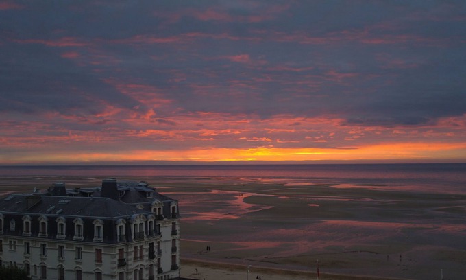Houlgate Apartment | Oceanfront Suites at ONROOM GRAND HOTEL - Rated 9.2/10