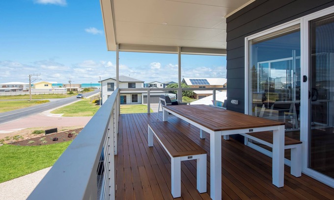 Middleton House | Relaxing Onshore Retreat in Middleton with Oceanfront Views