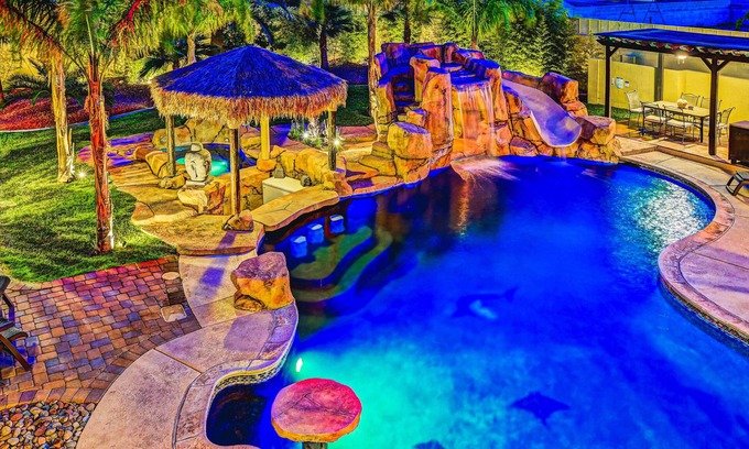Las Vegas Villa | Relaxing 9BD Villa with Resort Pool & Ocean View