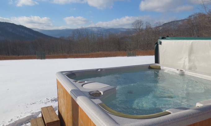 Slaty Fork House | Experience 'Top of the Ridge Cabin' - Pet Friendly & Spa