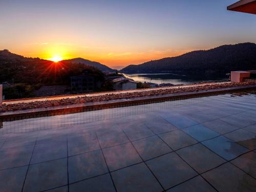 Unzen Hotel | Relax at Yukai Resort Unzen Toyokan with Hot Tub Access