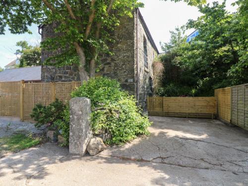 Mullion House | Discover Oofoos Barn: Family-Friendly Retreat with Pool