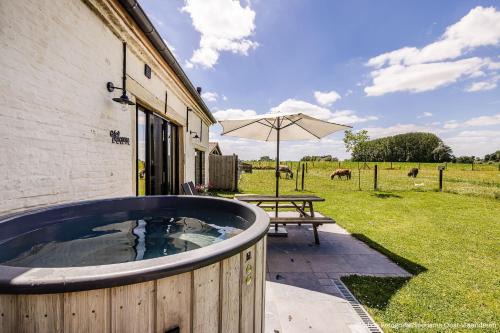 Oudenaarde House | Ideal Getaway at Op 't Roth with Hot Tub & Family Amenities