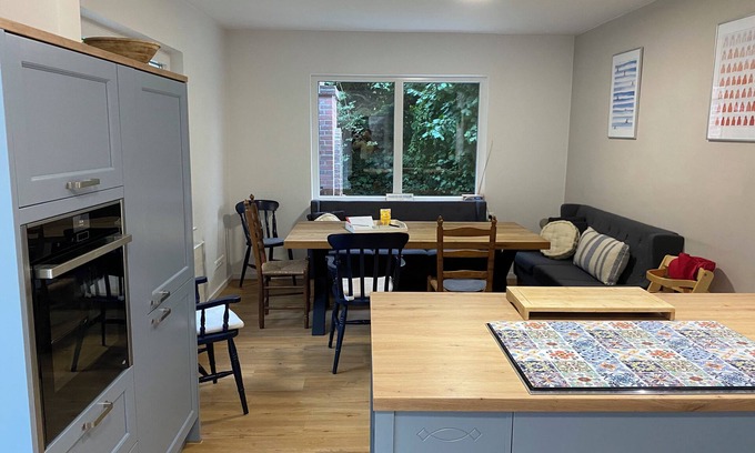Rechtsupweg House | Grandpa's Huus: Cozy Family Retreat by the Natural Pond