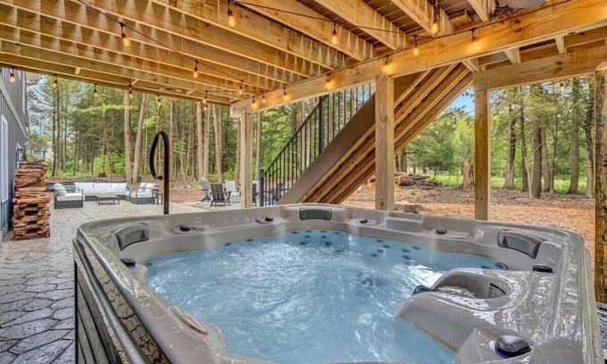Blakeslee House | Open Air Oasis | Hot Tub | Firepit | 7 Mins to Skiing