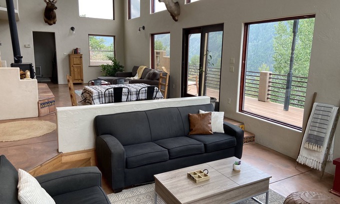 Carbondale House | Experience the Open Airy Retreat on a Scenic Mountaintop