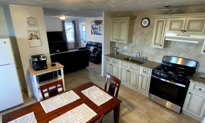 Gloucester Apartment | Scenic 2-Level Apartment with Spa and Hot Tub Amenities
