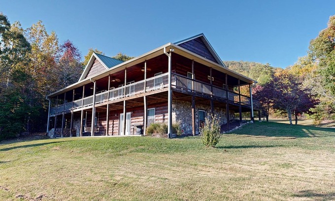 Tallassee Cabin | Charming Mountain-View Log Home with Family-Friendly Amenities