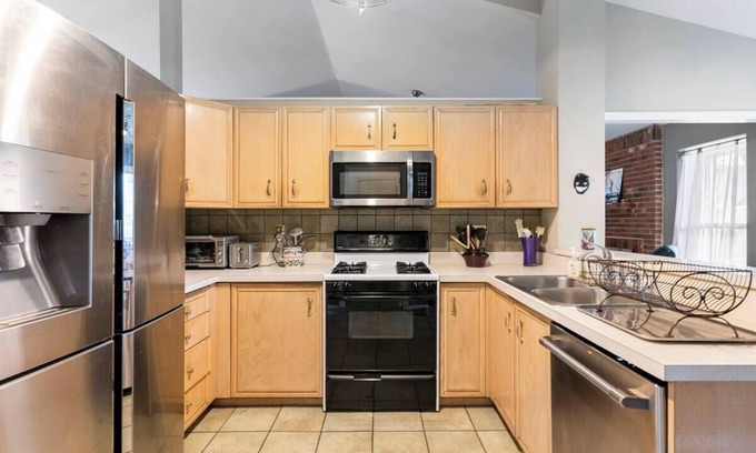 Olivette House | Chic Open Concept 4BD Home with Family-Friendly Amenities